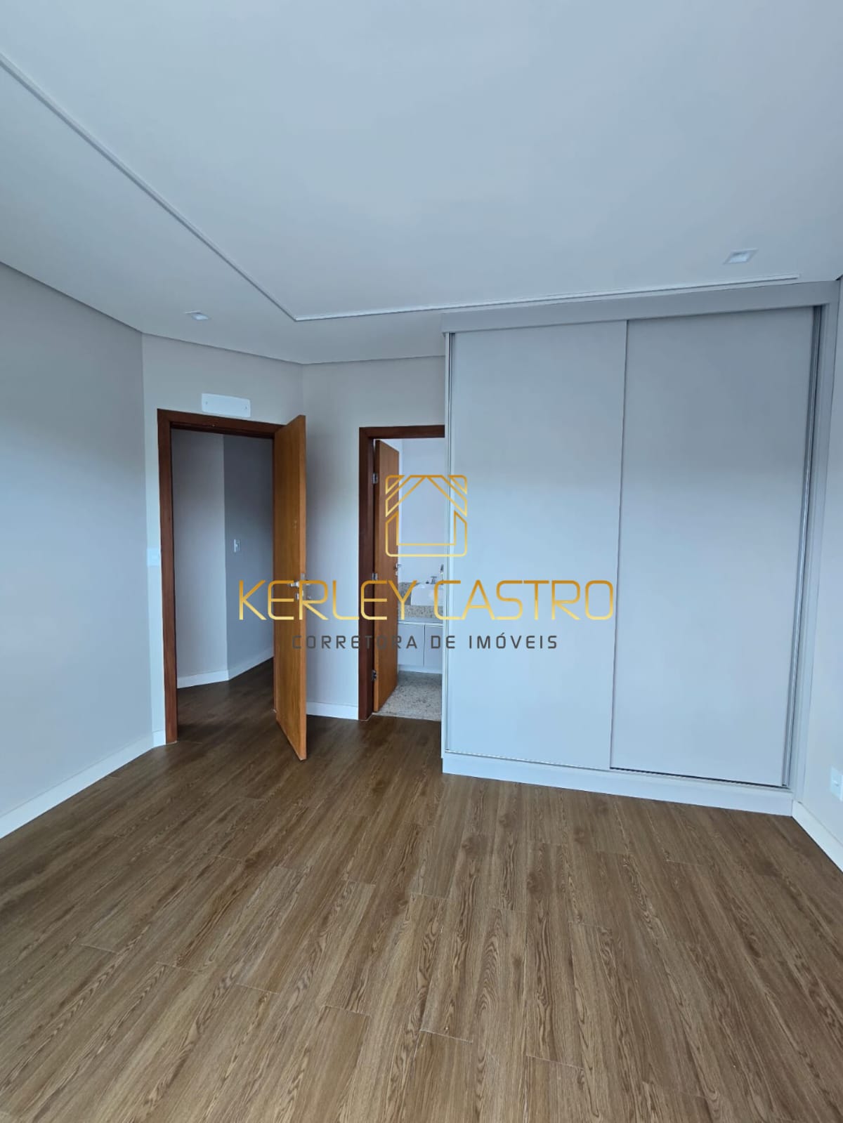 VENDO LINDA COBERTURA C/ 04 QUARTOS-SANTA HELENA- em Sete Lagoas, MG